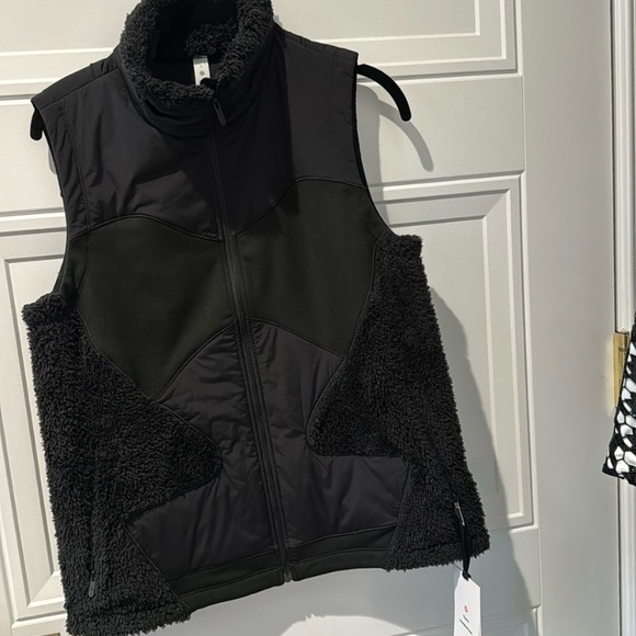 🆕WT! Lululemon Fleece-Lined Running Vest in Black • Woman’s Size 6 - Picture 9 of 10